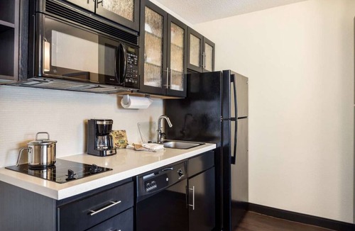 Linthicum Heights Hotel | Central Baltimore Gem, Kitchen, Pet-Friendly Property, Explore Inner Harbor!