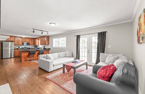 Harwood Lane House | Centrally Located Ranch - 15mins to Airport & Uptown