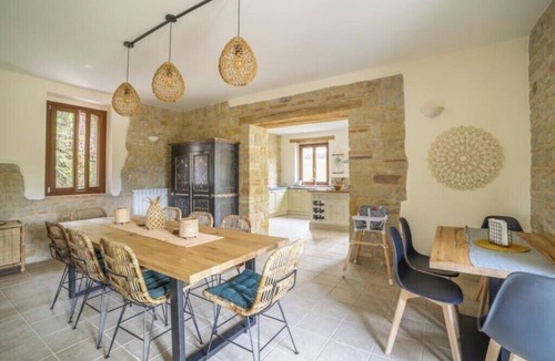 Camporotondo di Fiastrone House | Charming 7-bedroom farmhouse with pool and stunning mountain views!