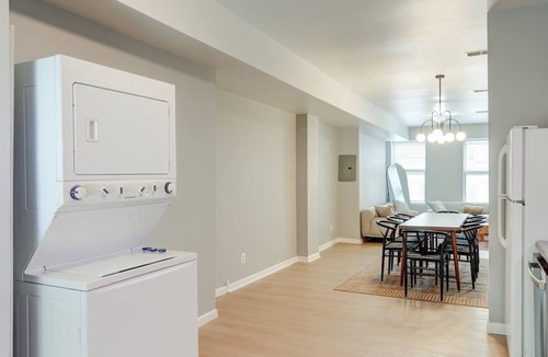 Center City East Apartment | Charming 2 BDR With King Bed in Washington Square