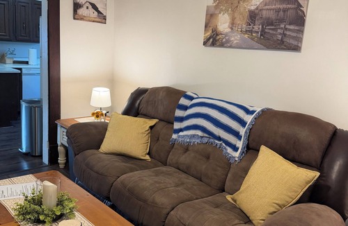 Wabash Apartment | Charming 2-bedroom apartment with WiFi, AC in Wabash. Great location