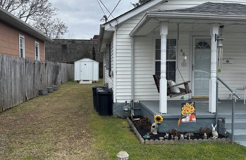 Tad House | Charming 2-bedroom house in fabulous Charleston with AC