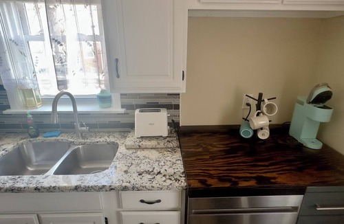 Jefferson Park Apartment | Charming 2-bedroom residence in Jefferson Park, Chicago!