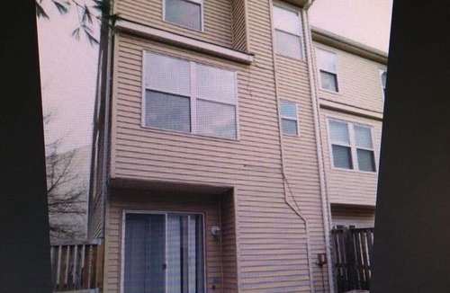 Burtonsville House | Charming 3-bedroom townhome with WiFi, AC in tranquil Burtonsville