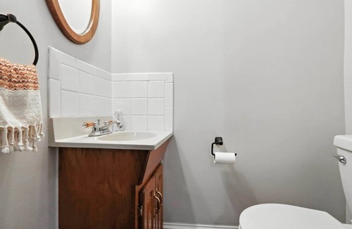 Calverton House | Charming 3BR Farmhouse Wine Country Getaway