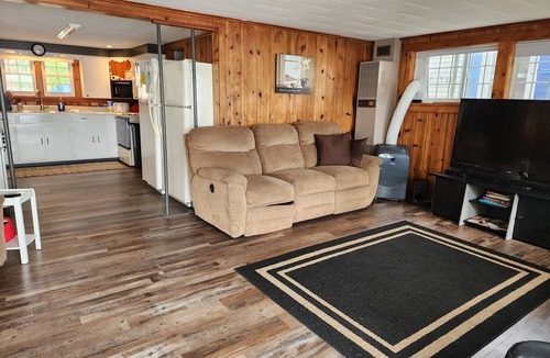 North Webster Cottage | Charming 5-bedroom cottage with WiFi, AC in terrific North Webster. Large deck
