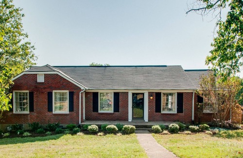 Whitebridge House | CHARMING AND SPACIOUS- JUST 6 MILES FROM DOWNTOWN- 4BR/3BA