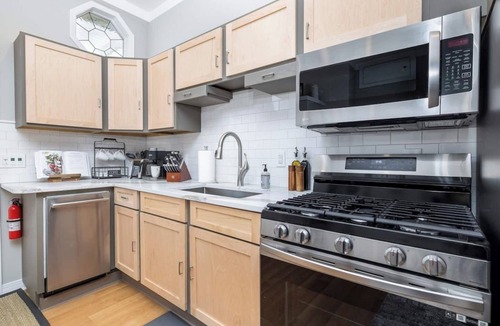 New Haven House | Charming cottage retreat near Yale, Science Park, and Ingalls Ice Rink. Perfect for students, professionals, and weekend travelers seeking quiet comfort.