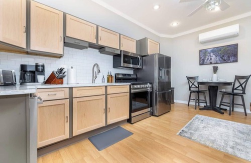 New Haven House | Charming cottage retreat near Yale, Science Park, and Ingalls Ice Rink. Perfect for students, professionals, and weekend travelers seeking quiet comfort.