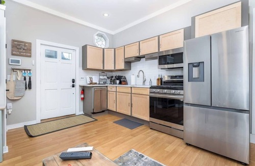 New Haven House | Charming cottage retreat near Yale, Science Park, and Ingalls Ice Rink. Perfect for students, professionals, and weekend travelers seeking quiet comfort.