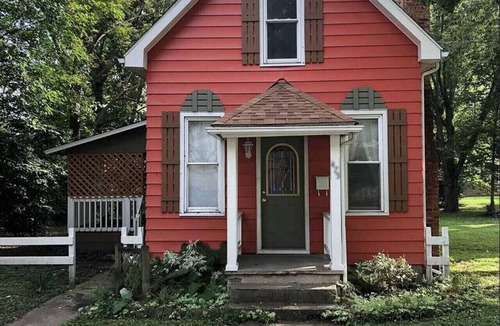 Wabash House | Charming Downtown 2 BR Cottage Walk to Honeywell, Dining & Shops