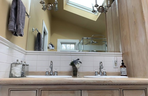 Town of Southeast Bed & Breakfast | Charming Grand View/Lake Loft in Brewster with WiFi, AC