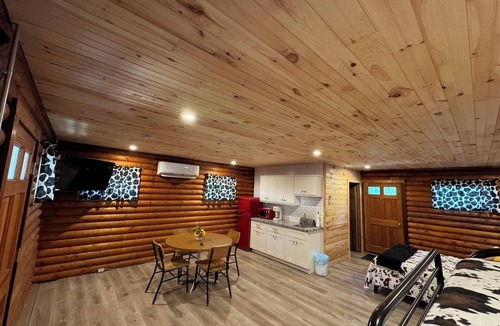 Kimbolton Cabin | Charming log cabin on a quiet back road to get away from it all and enjoy nature