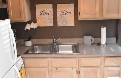 Jeffersonville Apartment | Charming Studio in Downtown Jeffersonville – Walk to Everything!