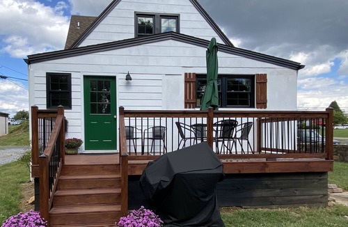 Elkton Cottage | Cheerful & charming renovated cottage close to Skyline Drive, JMU, & Massanutten