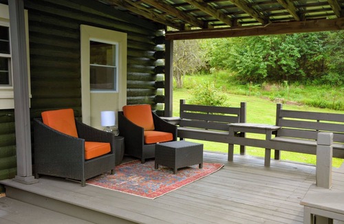 Unionville Cabin | Cheerful Cozy Retreat - 3 BR - Newly Renovated