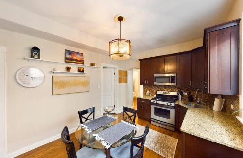 Berwyn Apartment | Chi-Town Hideout #1