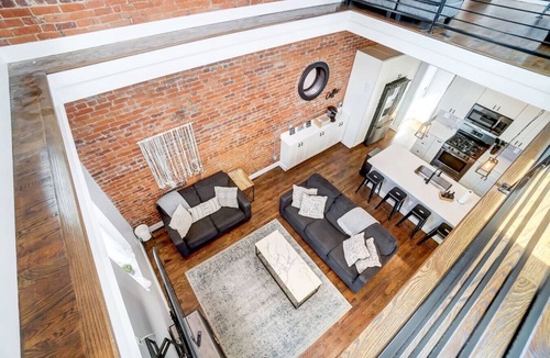 Walnut Hills Apartment | Chic Condo Sleeps 10 w/Parking