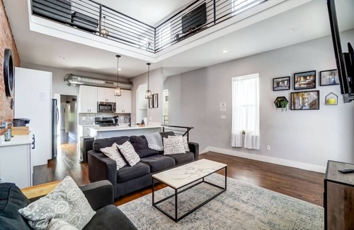 Walnut Hills Apartment | Chic Condo Sleeps 10 w/Parking