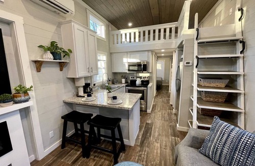 Tracy City Cabin | Chic Tiny Cabin with Jacuzzi, Screened Porch and Grill in Tennessee