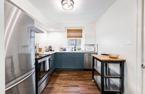 Bexley Apartment | City Boho ✦ New Kitchen ✦ King Bed