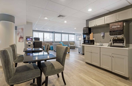 Pumphrey Hotel | Clarion Hotel & Suites BWI Airport North