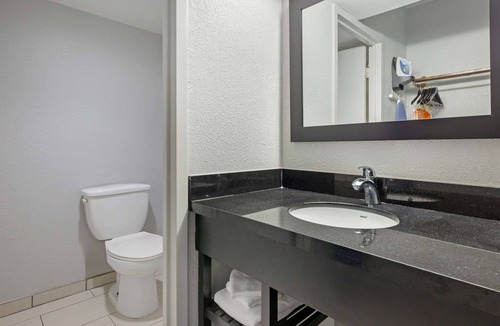 Pumphrey Hotel | Clarion Hotel & Suites BWI Airport North