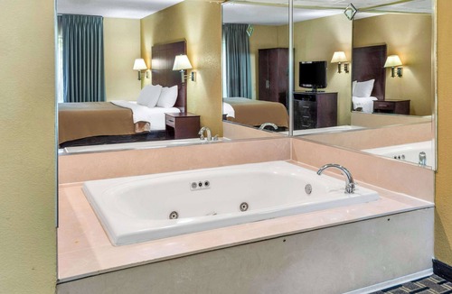 Pike Hotel | Clarion Inn & Suites Indianapolis Northwest