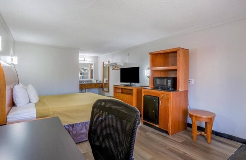 Richmond Hotel | Classic Room with Work Desk – Perfect for Business or Leisure Trips in Richmond