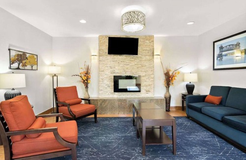 Joliet Hotel | Clean & Modern Joliet Hotel—Indoor Pool, Free Breakfast & Close to I-55 Corridor