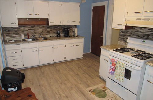 Center House | Comfortable 3BR Home with Parking, Laundry & Workspace