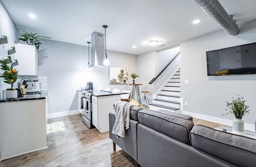 Fountain Square House | Contemporary 2BR2BA w/King *Den*Private Entry/Yard