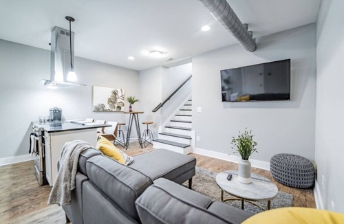 Fountain Square House | Contemporary 2BR2BA w/King *Den*Private Entry/Yard