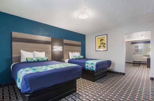 Salem Hotel | Convenient 2-Suite Stay w/ Free Wi-Fi, Sofa Beds & Near Spring Mill State Park!
