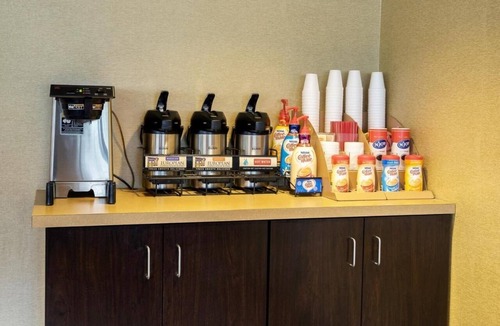 Linthicum Heights House | Convenient Room Near BWI – Free Shuttle Service and Cable TV