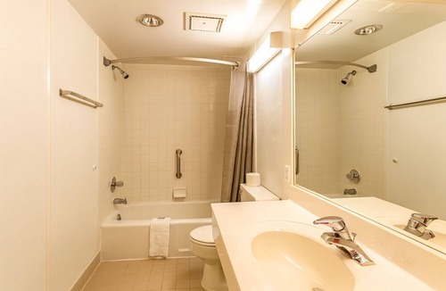 Edgewood Hotel | Convenient Room for Travelers w/Pet-Friendly Accommodations