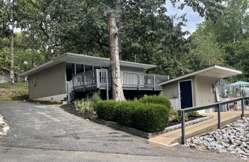 Almo Cabin | Cottage 10 · Lakeview Cottage on Kentucky Lake - Sleeps 4 - Pet Friendly!