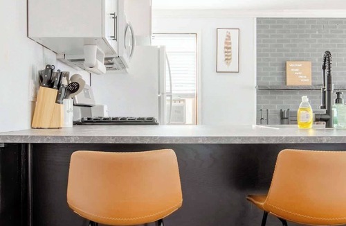 Newport House | Cozy 1B Apt w/fireplace, full kitch & off str PK