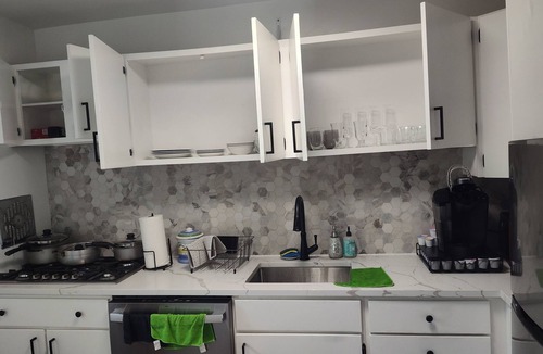 Wyman Park Apartment | Cozy 2-bedroom & 1.5 Baths apartment in enchanting Baltimore with WiFi, AC