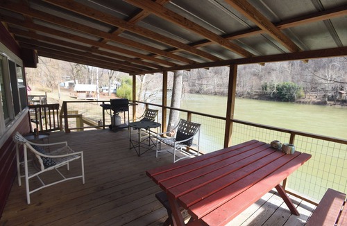 Prince Cabin | Cozy 2-bedroom riverfront cabin inside the new river gorge national park.