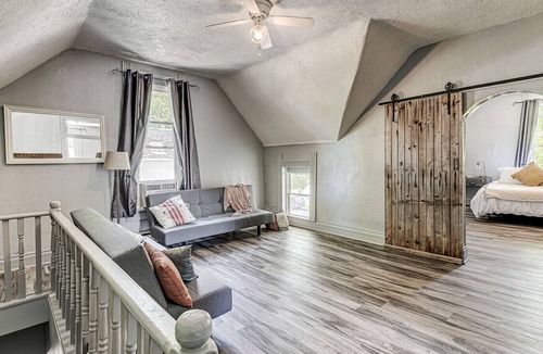 Sheridan Apartment | Cozy 2nd floor apartment