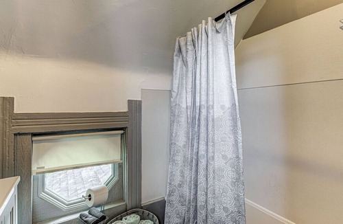 Sheridan Apartment | Cozy 2nd floor apartment