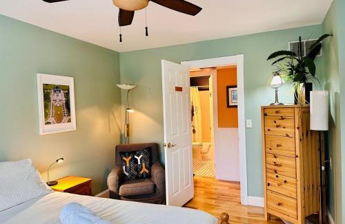 Annapolis House | Cozy 3BR Annapolis sleeps 6 Private Deck, Parking