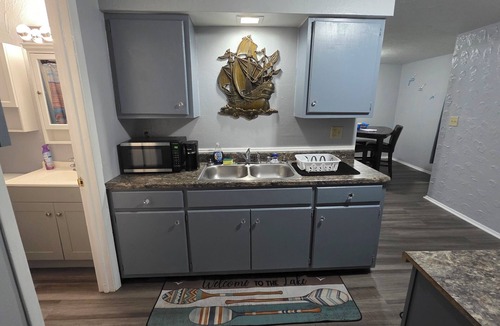 Lorain House | Cozy and Serene 2-bedroom pet friendly house with AC in Downtown Lorain