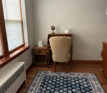 Berwyn Apartment | Cozy and Spacious 2br near Chicago fast wifi fully equipped sleeps 6