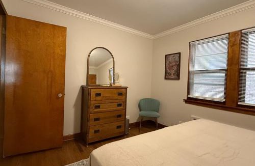 Berwyn Apartment | Cozy and Spacious 2br near Chicago fast wifi fully equipped sleeps 6