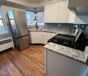 Berwyn Apartment | Cozy and Spacious 2br near Chicago fast wifi fully equipped sleeps 6