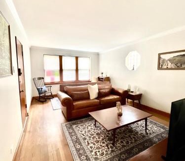 Berwyn Apartment | Cozy and Spacious 2br near Chicago fast wifi fully equipped sleeps 6