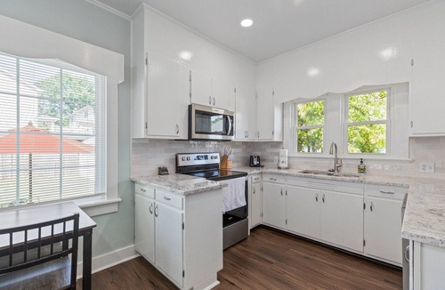 Old Town Fredericksburg House | Cozy bungalow near old town Fredericksburg close to restaurants, parks & more!