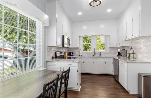 Old Town Fredericksburg House | Cozy bungalow near old town Fredericksburg close to restaurants, parks & more!